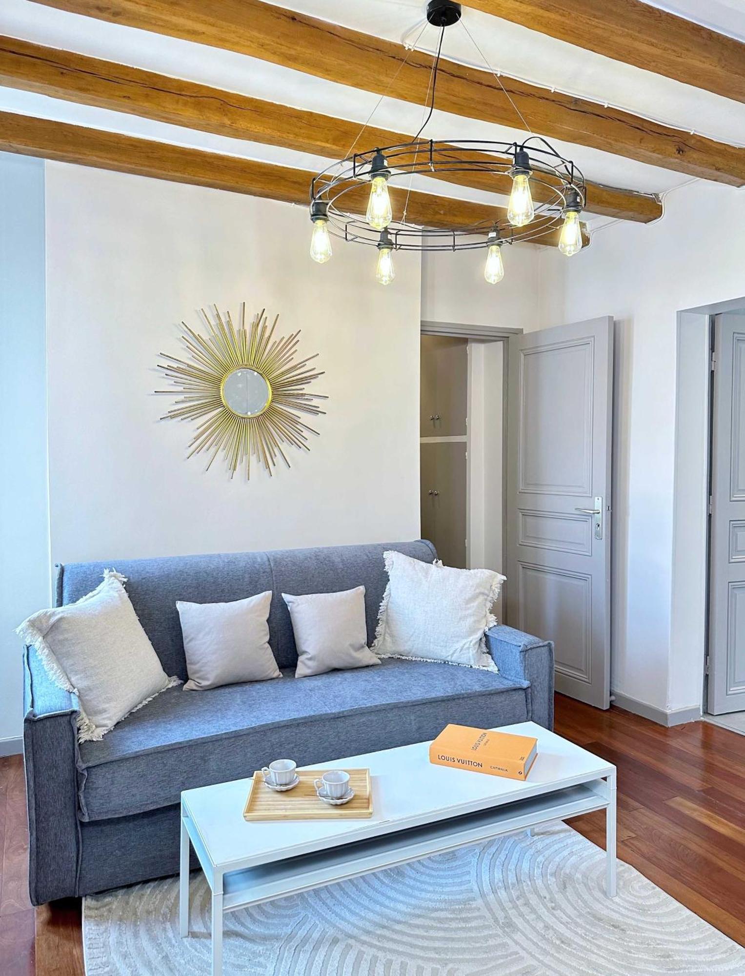 1579 - Eiffel Tower Gem, Stylish & Unique Appartement Parijs
